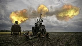 Des soldats ukrainiens tirent avec un canon Caesar, le 16 juin 2022