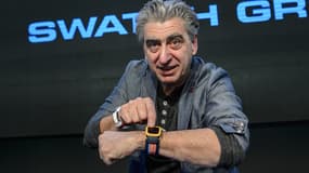 Nick Hayek, patron de Swatch Group, arborait sa Swatch intelligente lors de sa conférence annuelle de bilan qui se tenait en Suisse dans les locaux de Swiss Timing.