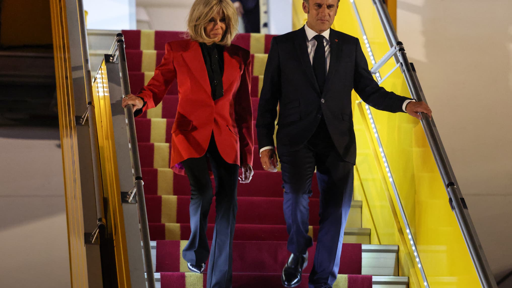 “Choque na Política Francesa: Imagens Exclusivas do Ataque ao Rosto de Brigitte Macron Causam Revolta!” #ÚltimasNotícias #Portugal “Choque na Política Francesa: Imagens Exclusivas do Ataque ao Rosto de Brigitte Macron Causam Revolta!” #ÚltimasNotícias #Portugal