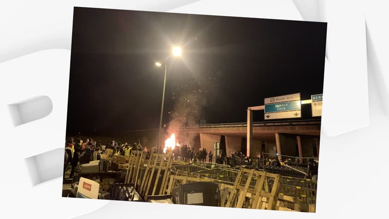 Des manifestants bloquent la Route de Lorient, à Rennes, dans la nuit du lundi 6 au mardi 7 mars 2023, contre la réforme des retraites