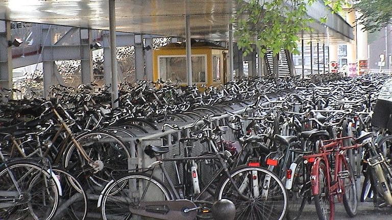 Un parking pour vélos, à Amsterdam