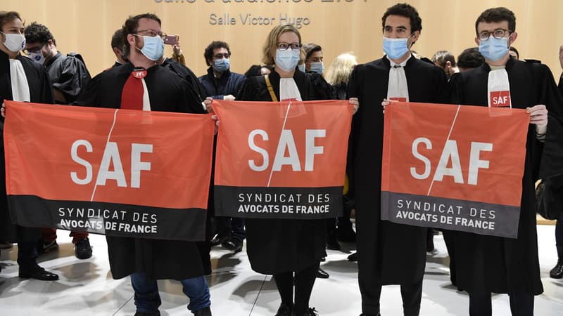 Un rassemblement d'avocats à l'initiative du Syndicat des avocats de France contre la visioconférence, devant le procès des attentats de janvier 2015, à Paris, le 26 novembre.