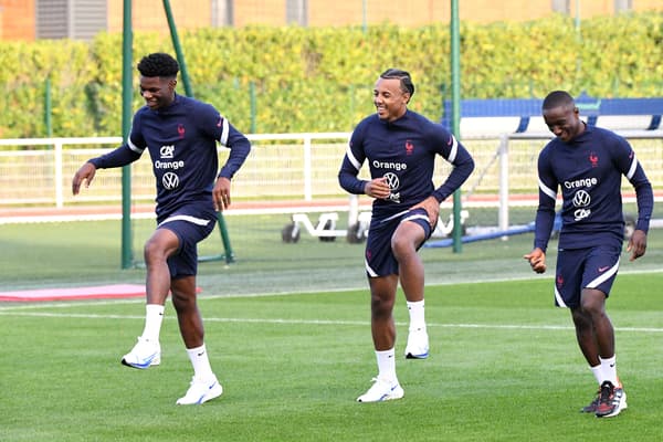 Aurélien Tchouaméni (à gauche) tout sourire lors d'un entraînement de l'équipe de France