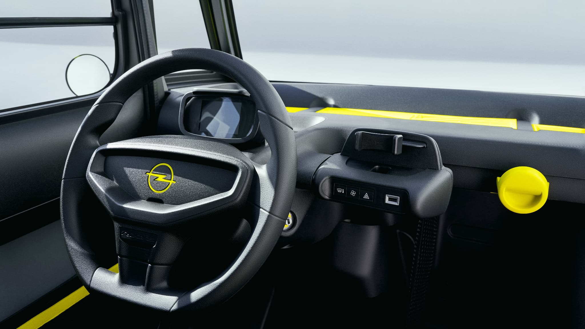 A l'intérieur, des petites touches de "jaune Opel" et le logo de la marque allemande sur le volant. A l'intérieur, des petites touches de "jaune Opel" et le logo de la marque allemande sur le volant.