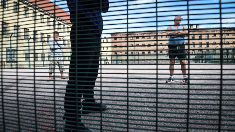 Le détenu s'est enfuit en courant, le surveillant qui l'accompagnait n'a pas pu le rattraper. 