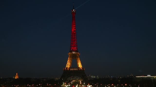 La tour Eiffel aux couleurs du drapeau belge le 22 mars 2016.
