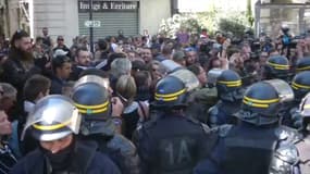 Dans le centre-ville d'Avignon, des manifestants sifflent les forces de l’ordre et chantent la Marseillaise  