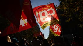 Des personnes brandissant des drapeaux de la CGT lors d'une manifestation à Marseille, le 5 décembre 2024 (photo d'illustration).
