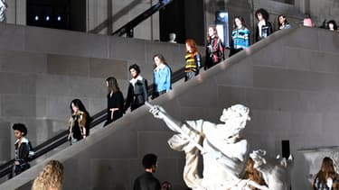 Le cheveu se portait naturel sur les catwalks en 2017, qu'il soit bouclé, frisé, crépu ou raide, comme ici chez Vuitton.