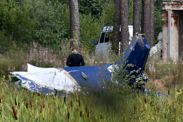 Les débris de l'avion dans lequel se trouvait Evguéni Prigojine, près du village de Kuzhenkino, en Russie, le 24 août 2023