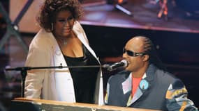Aretha Franklin en duo avec Stevie Wonder en septembre 2005