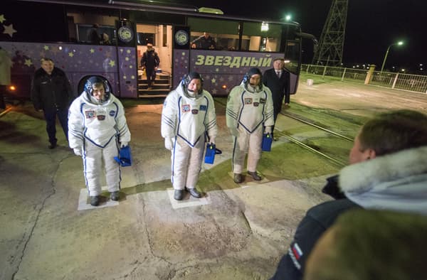 Thomas Pesquet lors de son départ, ritualisé, en 2016 depuis Baikonour Thomas Pesquet lors de son départ, ritualisé, en 2016 depuis Baikonour