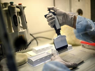 Une technicienne travaille sur le séquençage du génome du Sars-CoV-2 et de ses variants à l'Institut Pasteur, le 21 janvier 2021 à Paris (Photo d'illustration)