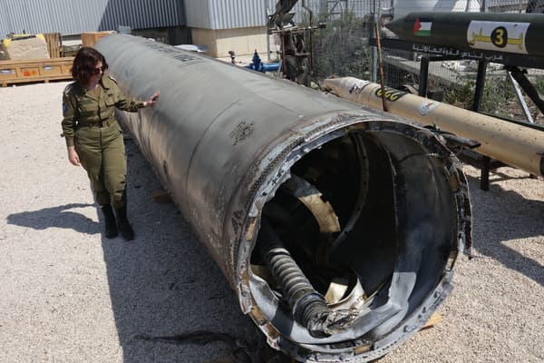 Un membre de l'armée israélienne se tient à côté d'un missile balistique iranien à la base militaire de Julis, dans le sud d'Israël, le 16 avril 2024.