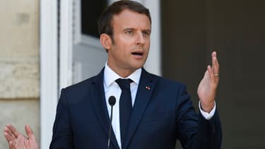 Emmanuel Macron estime que le peuple polonais "mérite mieux".