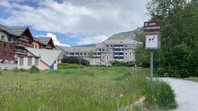 La maire de Briançon a décidé de construire plusieurs places de parking sur cette zone verte du quartier. 