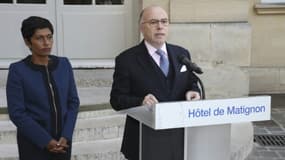 Le Premier ministre Bernard Cazeneuve et la ministre de l'Outre-mer, Ericka Bareigts, le 27 mars 2017 à l'Hôtel Matignon à Paris, lors d'un point sur la situation en Guyane