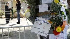 Hommage aux victimes de la rixe d'Echirolles, près de Grenoble, dans laquelle Kevin et Sofiane ont été tués. La mère des deux jeunes militaires interpellés et elle-même placée un temps en garde à vue a raconté vendredi matin sa version des faits. /Photo p