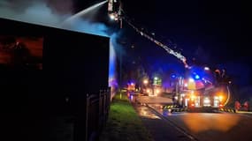 Un feu dans un entrepôt de 3.300m2 dans la nuit de jeudi 3 à vendredi 4 octobre 2024 à Sartilly (Manche).