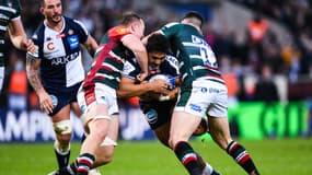 Yoram Moefana (UBB) plaqué par des joueurs de Leicester
