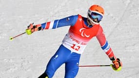 La joie d'Arthur Bauchet, après sa victoire dans le super combiné (catégorie debout) aux Jeux paralympiques de Pékin, le 5 mars 2022 à Yanqing