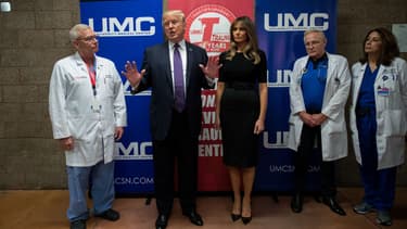 Donald et Melania Trump, avec le personnel de santé de l'University Medical Center, à Las Vegas, le 4 octobre 2017.