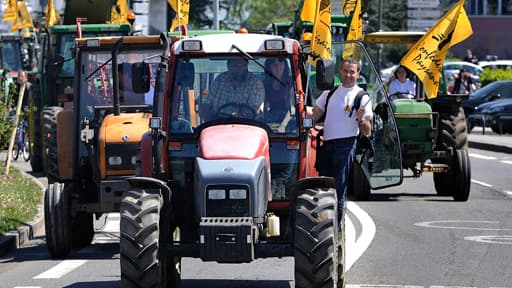 Début mai, près de 200 tracteurs se dirigent vers la tente des grévistes de la faim qui protestent contre les expropriations des terres pour le projet de futur aéroport au nord de Nantes à Notre-Dame-des-Landes.
