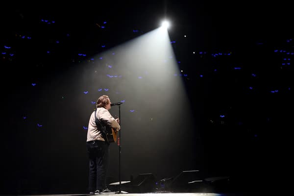 Le chanteur Lewis Capaldi sur scène à Inglewood (Californie, États-Unis), le 2 décembre 2022.