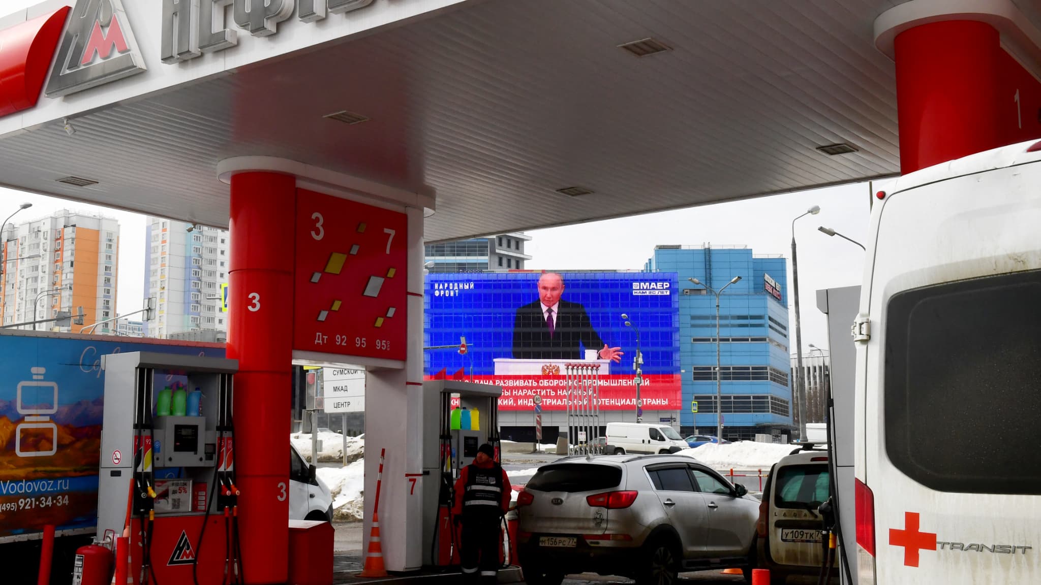 "3 OU 4 EUROS C'EST SENSIBLE POUR UN RUSSE ORDINAIRE": APRÈS LES FRAPPES UKRAINIENNES SUR LES RAFFINERIES, LES RUSSES APPRENNENT À VIVRE AVEC L'ESSENCE "CHÈRE" À 67 CENTIMES LE LITRE