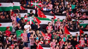 Des supporters de l'Athletic Bilbao montrent leur soutien à la Palestine avant le match contre Majorque, le 4 octobre 2025.