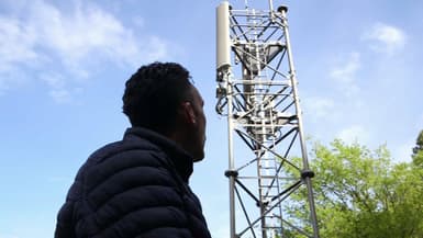 Le maire d'Aiglun en mai 2023, devant l'antenne-relais de son village.
