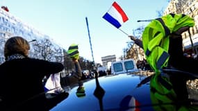 Un véhicule du convoi des opposants au pass vaccinal sur les Champs Elysees à Paris, le 12 février 2022