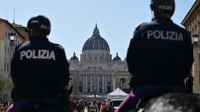 La basilique Saint-Pierre de Rome sous surveillance avant l'arrivée du corps du pape François, le 22 avril 2025