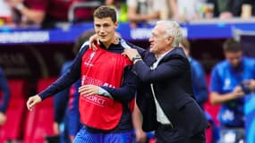 Benjamin Pavard et Didier Deschamps en marge d'un match de la France à l'Euro, le 1er juillet 2024