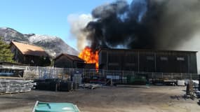 Un incendie s'est déclaré ce mardi dans une scierie de La-Roche-des-Arnauds.