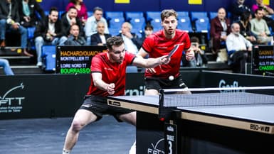 Florian Bourrassaud et Esteban Dorr lors des championnats de France de tennis de table, le 22 mars 2025.