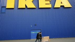 Un ancien patron d'Ikea France aurait "cautionné et supervisé" l'espionnage d'au moins une de ses salariées, affirme le site d'informations Mediapart qui publie lundi des échanges de courriers électroniques entre l'ex-PDG, le chef de la sécurité et la dir