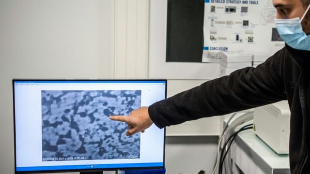 Image du variant britannique du nouveau coronavirus, qui cause la maladie du Covid-19, sur un écran à l'IHU à Marseille, le 11 janvier 2021