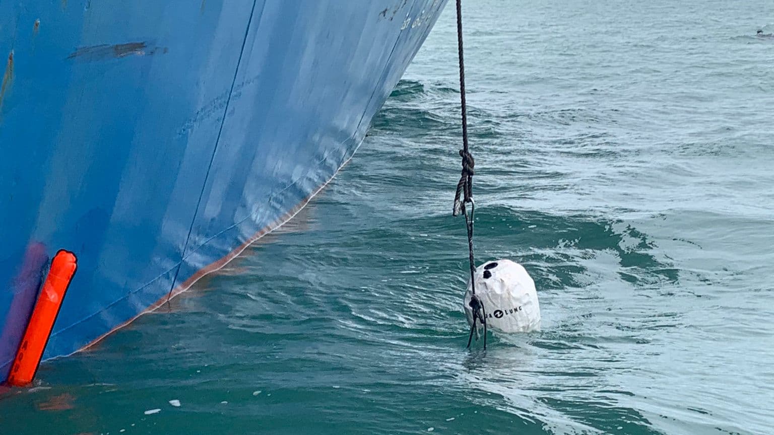 Un des ballots de cocaïne caché dans un "sea chest", une partie immergée d'un bateau