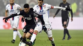 Morgan Sanson au duel avec Maxime Gonalons
