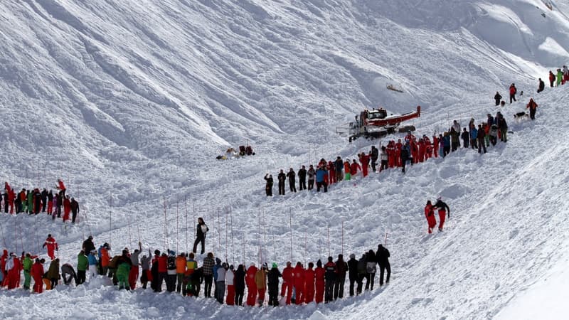 Des secouristes sur les lieux de l'avalanche à Tignes.