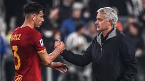Roger Ibanez et José Mourinho avec la Roma en 2021.
