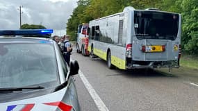 Des policiers sur le site d'un accident impliquant une voiture et un bus, le 28 juillet 2023 à Mézières-sur-Seine, dans les Yvelines