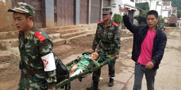 Des secouristes transportent un blessé après un tremblement de terre survenu dimanche dans le sud-ouest de la Chine. Des secouristes transportent un blessé après un tremblement de terre survenu dimanche dans le sud-ouest de la Chine.