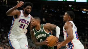 Damian Lillard défie Joel Embiid lors de la victoire de Milwaukee face à Philadelphie (118-117), le 26 octobre 2023