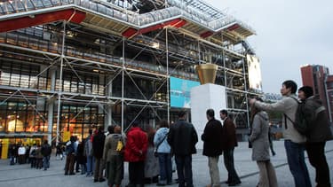 Des visiteurs devant le Centre Georges-Pompidou, à Paris