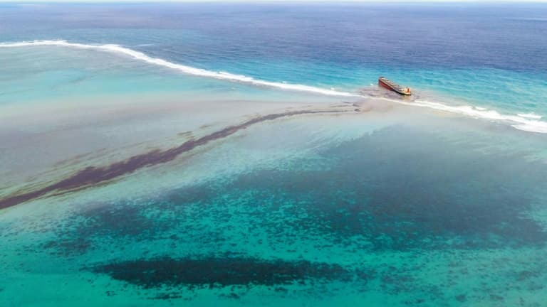 Vue aérienne de la nappe d'hydrocarbures s'échappant du vraquier MV Wakashio au large des côtes de l'Ile Maurice, le 6 août 2020.