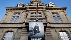 Un portrait de Samuel Paty  déployé sur la façade de la mairie de Conflans-sainte-Honorine, le 3 novembre 2020