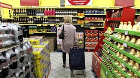 Les prix à la consommation en France ont reculé de 0,4% en janvier par rapport au mois de décembre, conséquence attendue des soldes d'hiver, selon l'Insee. Sur un an, l'inflation en janvier s'inscrit à 2,3%. /Photo d'archives/REUTERS/Charles Platiau