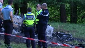 Des membres de la gendarmerie mobilisés sur le site du crash d'un petit avion de tourisme, en Isère, où 5 personnes ont perdu la vie